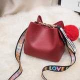 Fashion Women Large Capacity Bucket Crossbody Bag New Style Mini Wide Strap Shoulder Fur Ball Messager Bag Handbag