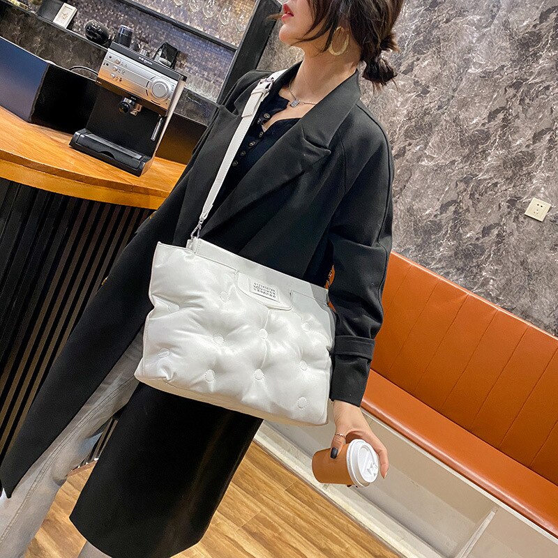 Christmas Gift [EAM] Handle Bag Female Wallet Retro PU Leather Lux Shoulder Bag New 2021 Fashion Space Cotton Down Clutch Autumn Tide 18A5695