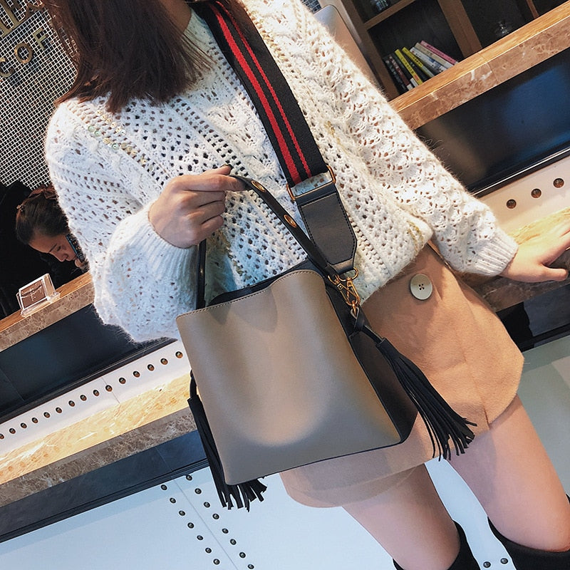 Christmas Gift Casual Tassel Panelled Women Shoulder Crossbody Bags Designer Wide Strap Handbags Luxury Pu Leather Large Buckets Bag Tote Purse